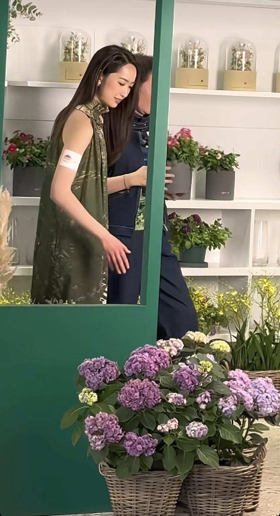 9月3日，龚慈恩与女儿在香港街头逛花店，63岁的龚慈恩留着短发老了不少，女儿的颜