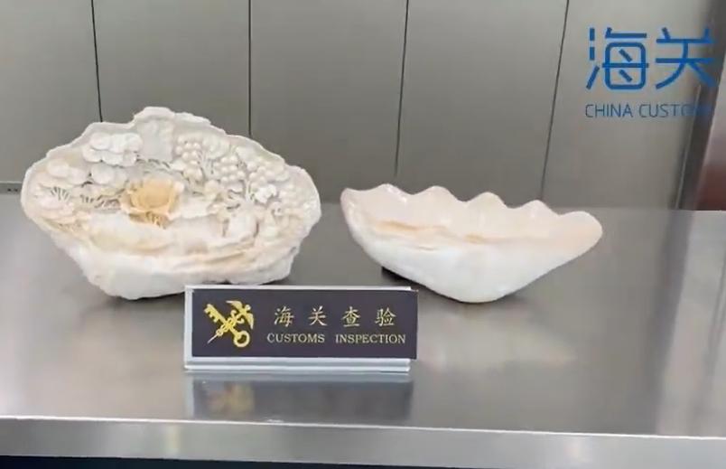 真大胆！6月29日报道，青岛某一机场，一出境旅客的两件行李，机检时显示大面积异常