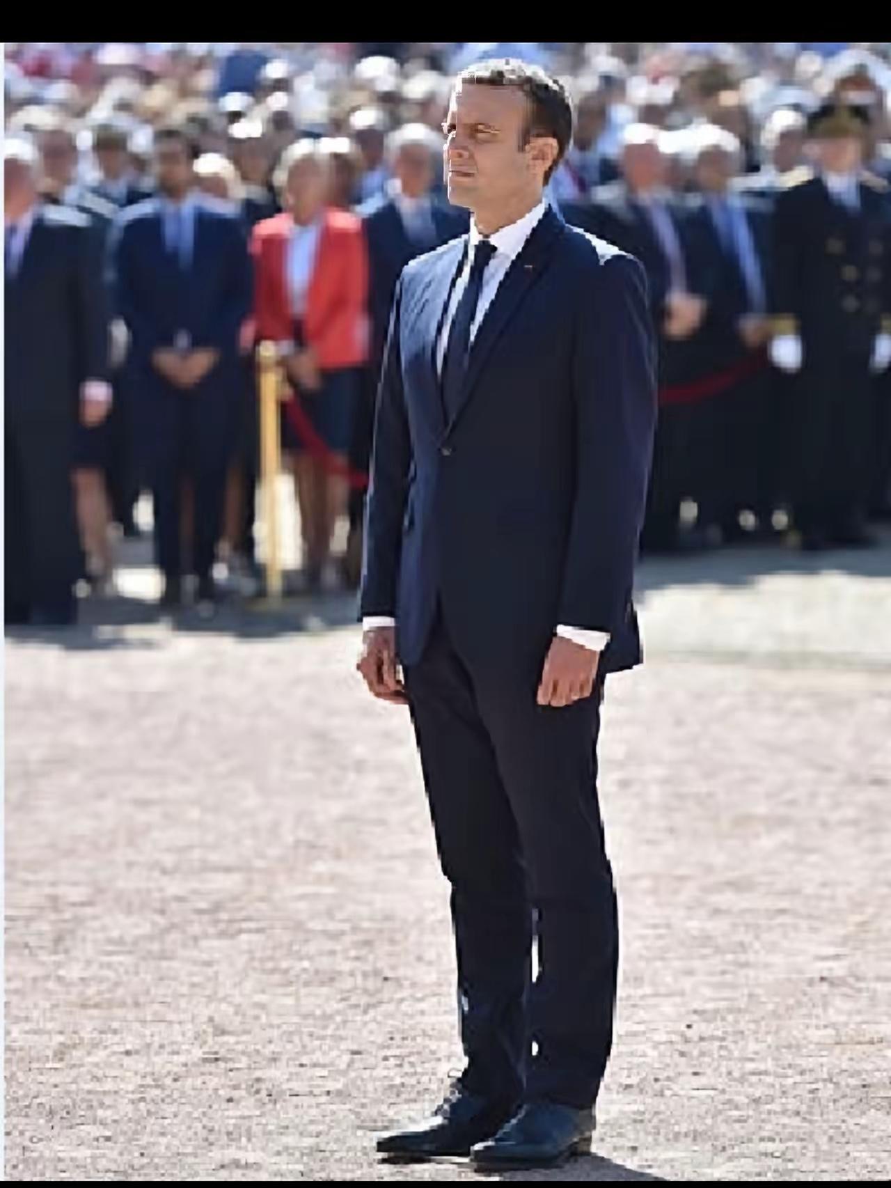 我看到这篇文章时，确实没忍住笑了！[捂脸哭]​​马克龙宣布要派兵去乌克兰，结果俄