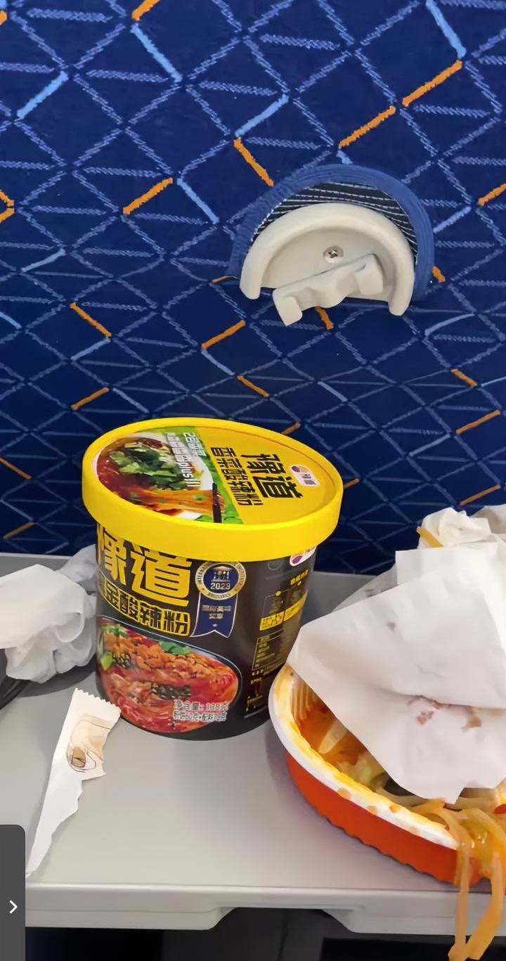 又是高铁靠背引发矛盾，女生用小桌板吃饭，结果前排老大爷突然往后放倒座椅，饭菜撒了