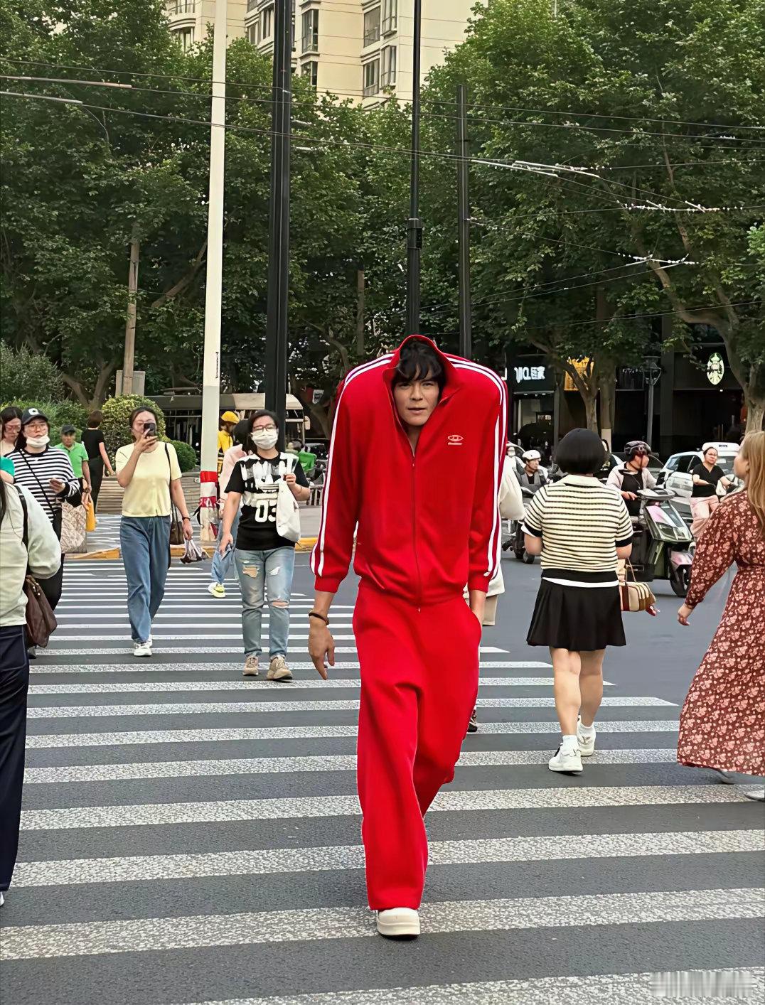 向佐现身上海街头，造型愈发浮夸吸睛。为博眼球不惜哗众取宠，这般操作真是一言难尽！