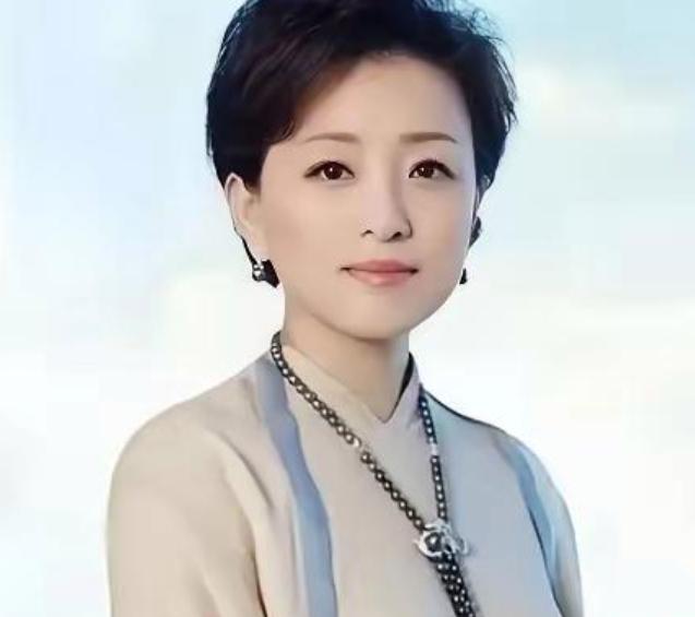 1995年，27岁的杨澜跟银行职员张一兵办了离婚手续，转头嫁给了百亿富豪吴征。所