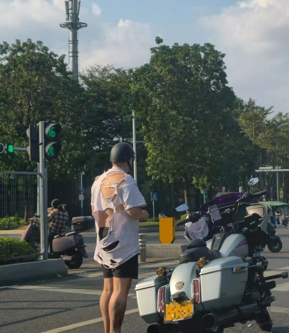 你说这位大哥吧，衣服破破烂烂，但是为何能骑那么酷的摩托车？原来这位巴黎世家的价