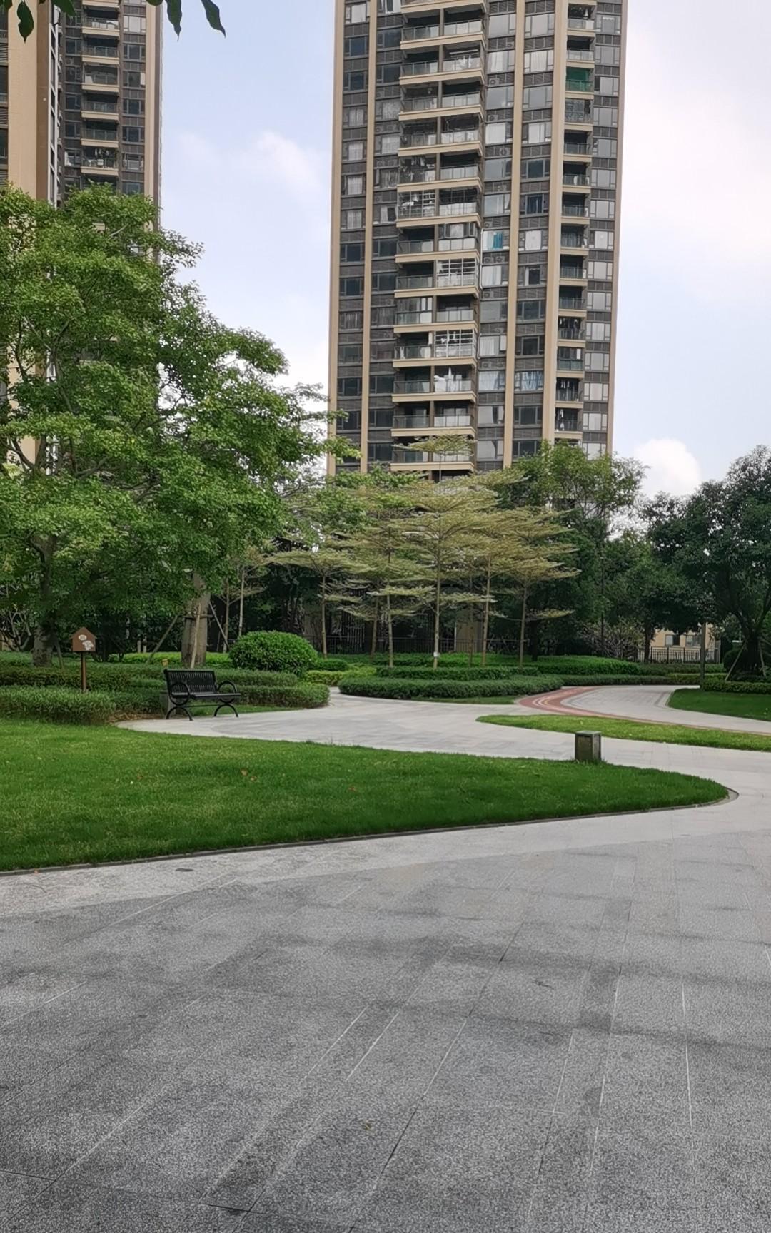 同学的女儿所在的公司待遇好，福利好，同学要求她女儿介绍她儿子去公司上班，同学的女