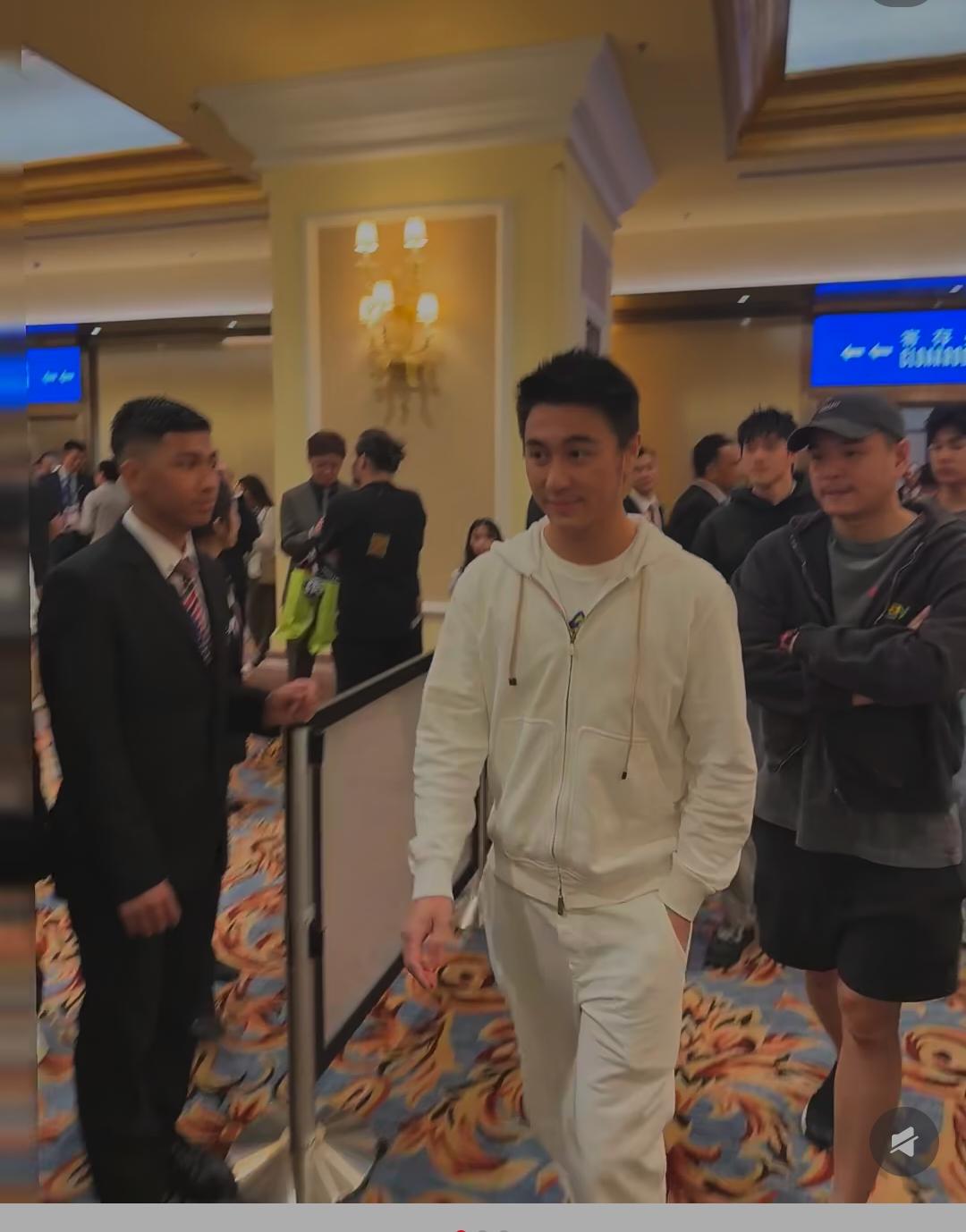 放普通人里面其实个子不算矮，说他矮是因为他的超模老婆个子太高了！人家找个高个子