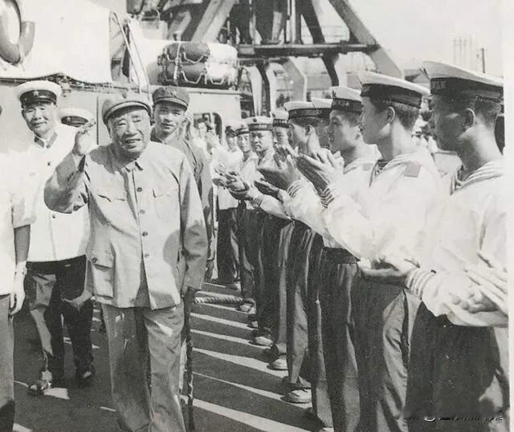 【开国功臣图片故事254】1974年8月19日，北戴河，88岁高龄朱德元帅在萧