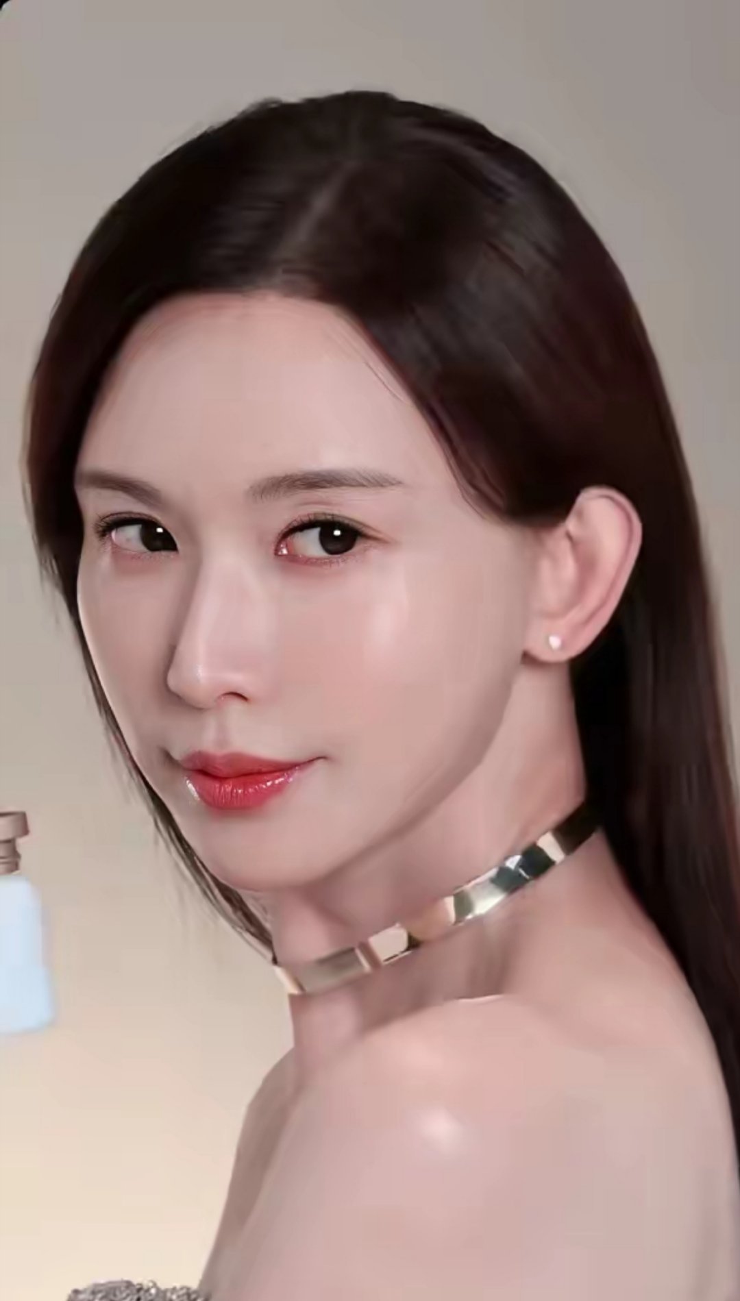 有网友说，大美女林志玲越来越像日本的高士什么苗了，仔细一看，至少还真有点变化