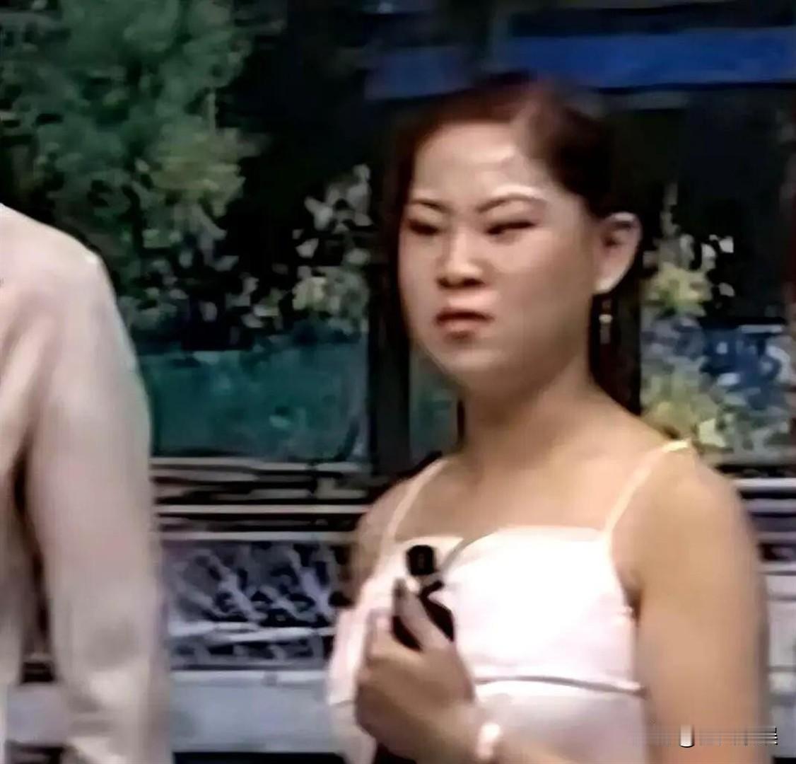 沈佳润，丑的吓人！沈佳润在孟买演出结束后，回到后台卸妆，镜头没关严实，把她花