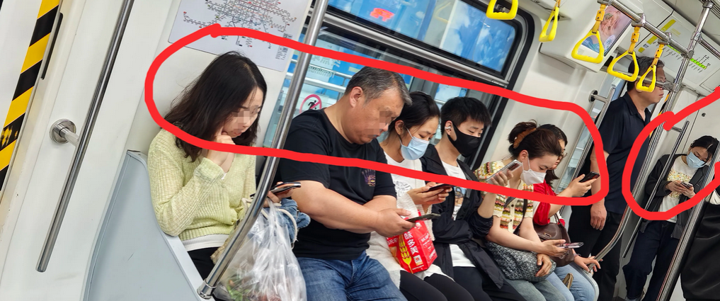 全民“低头”成常态，手机利弊几何？