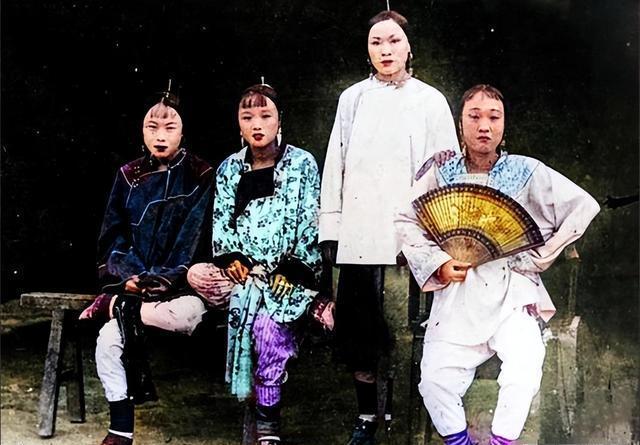 19张清末老照片：李鸿章小妾身材高挑颜值不俗，真实反映一百年前青楼女子坐于长