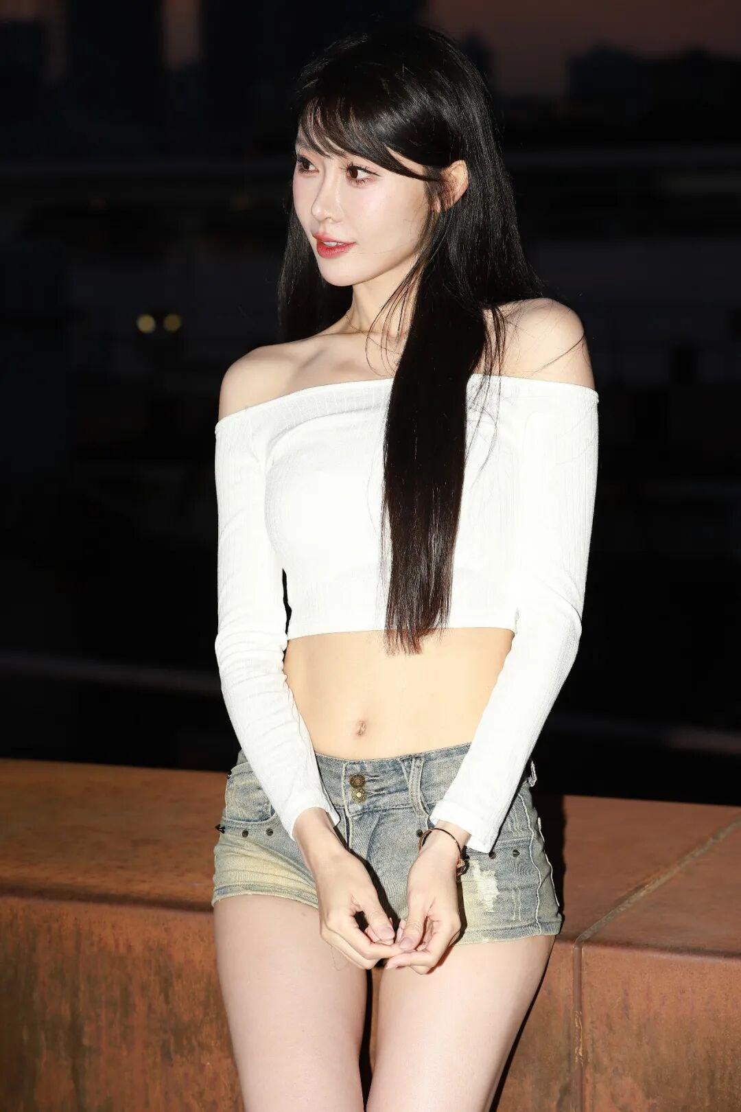 晚风有点温柔，连影子都在偷偷心动。不用刻意找角度，自然松弛的状态，就是最