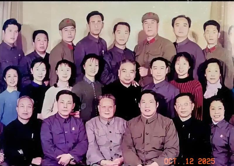 老照片欣赏照片中，有我们比较熟悉的几位老艺术家。他们是：张勇手、李炎、高玉倩