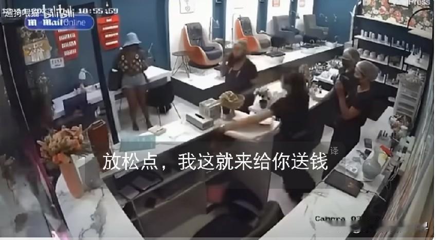 这方面才是最应该和国际接轨！两名来印尼旅游的西方国家黑人因为袭击美甲店员，被