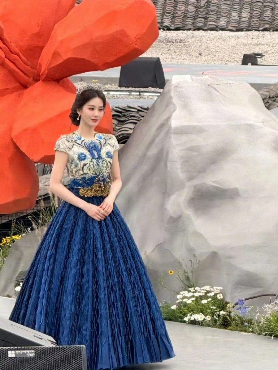 今日份85花活动生图：杨幂、刘诗诗、Angelababy，来看看各自的状态