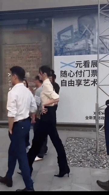 奚梦瑶小娇妻那感觉越来越有了，别看她比何猷君高那么多，但从她的姿态和状态来看，是