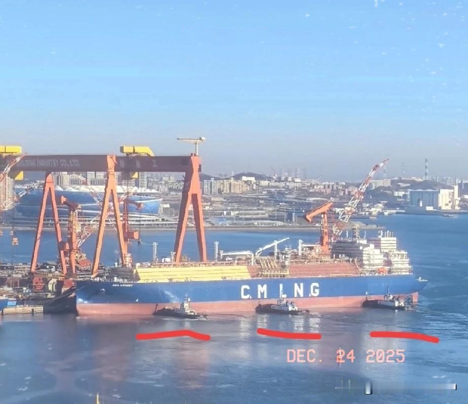 遮挡达利安004的LNG气船挪窝了...由于机库侧壁肯定要超过干船坞的高度，