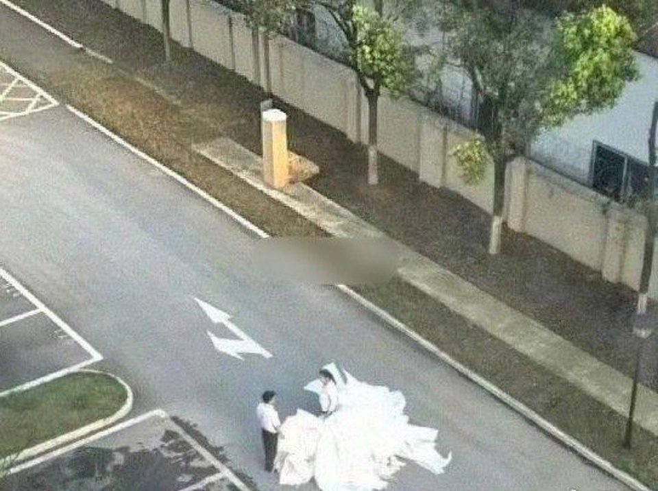 远看是求婚，近看是保洁和保安。