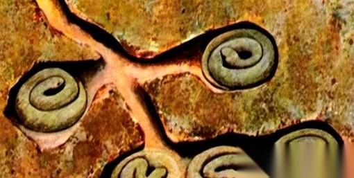 老鼠把蛇当辣条啃，活的，一口一口。蛇就那么僵着，眼睁睁看着自己被吃完。这事儿