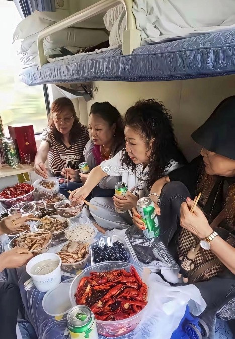 在火车上聚餐，素质呢？