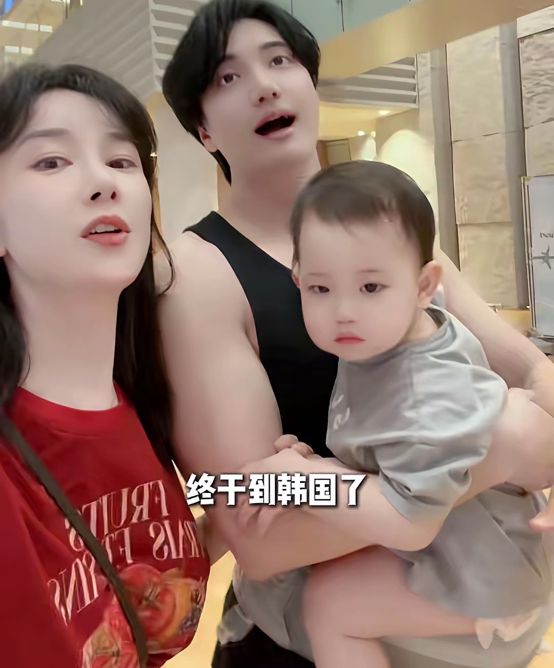 张檬带着娘家爸妈一起去韩国婆婆家，一家五口人出发好热闹，16个月儿子Dylan坐