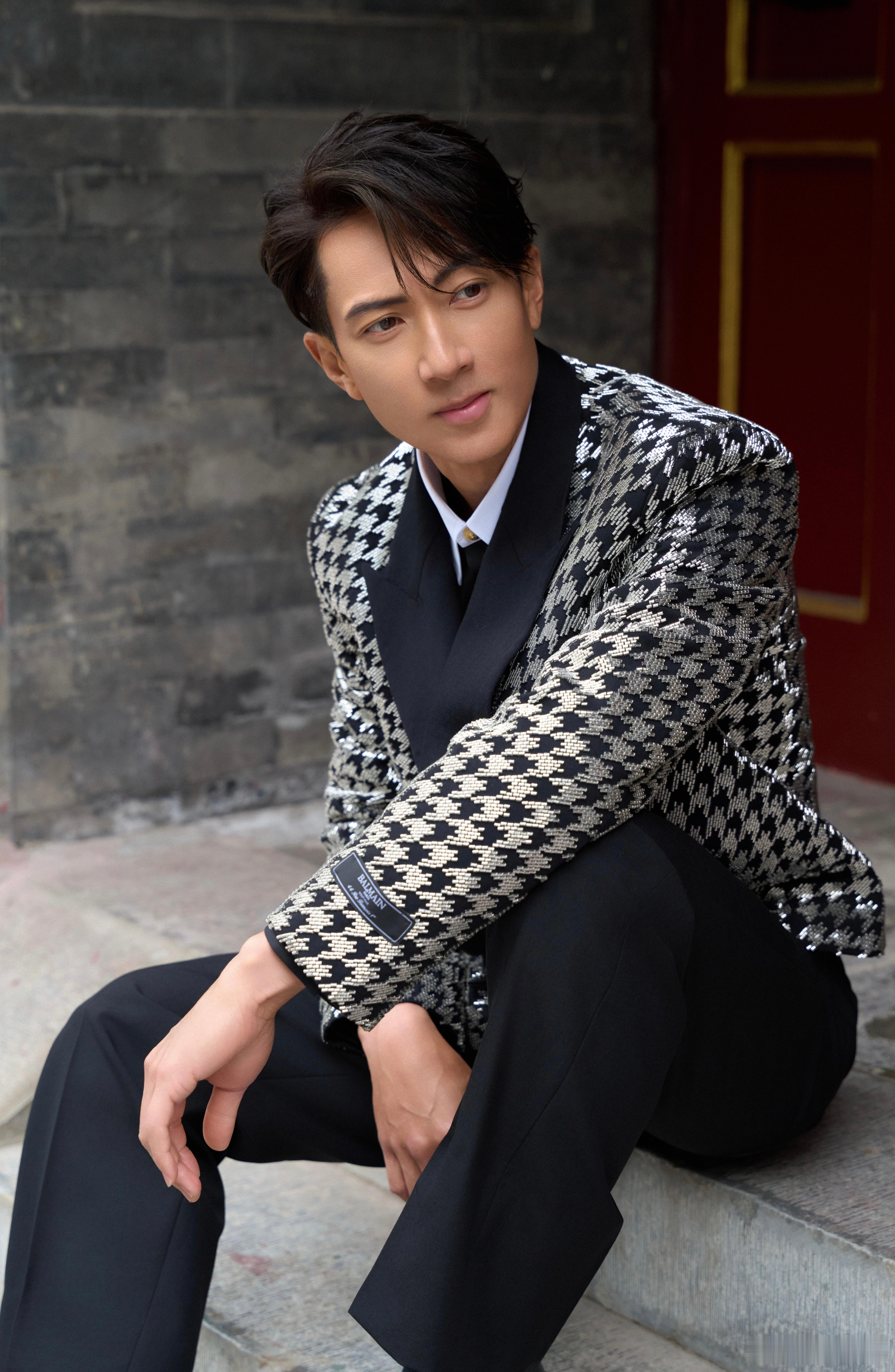 吴尊这么难替代吗放眼娱乐圈，能二十年保持颜值不下滑的帅哥真不多，吴尊就是其中一