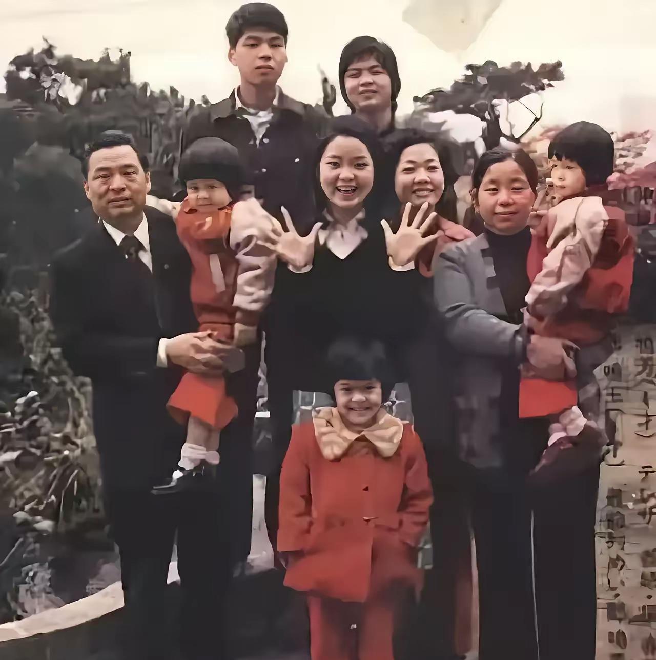 七十年代，台湾著名华语歌手邓丽君和家人全部家福。前排左一是她父亲邓枢，紧挨着的