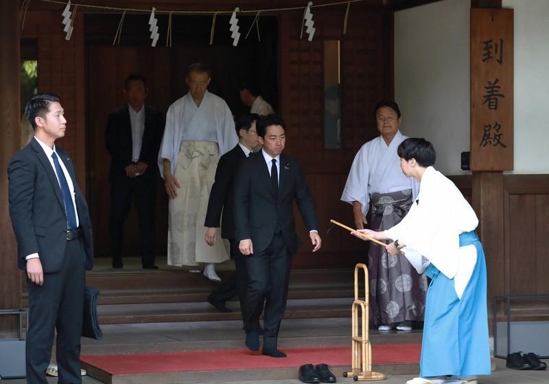 战败日疯狂挑衅！日本核心官员集体参拜神厕，高市早苗来了个阴的 8月15日，熟