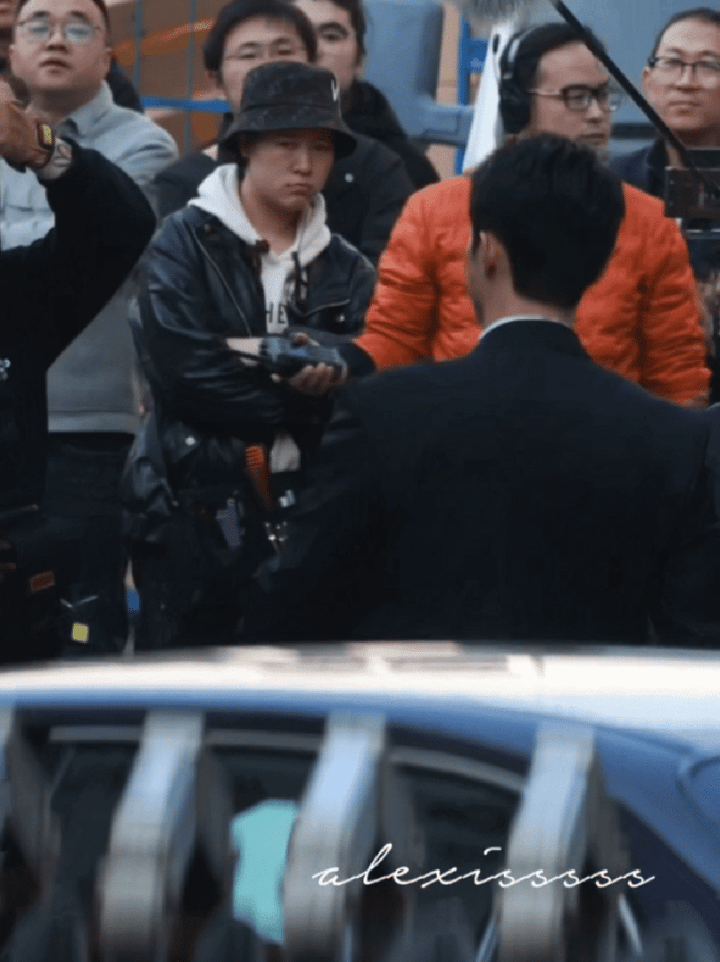 黄景瑜︱《赢风》︱西装路透20251121走路路透正反面做两个动图走路粉福利+2