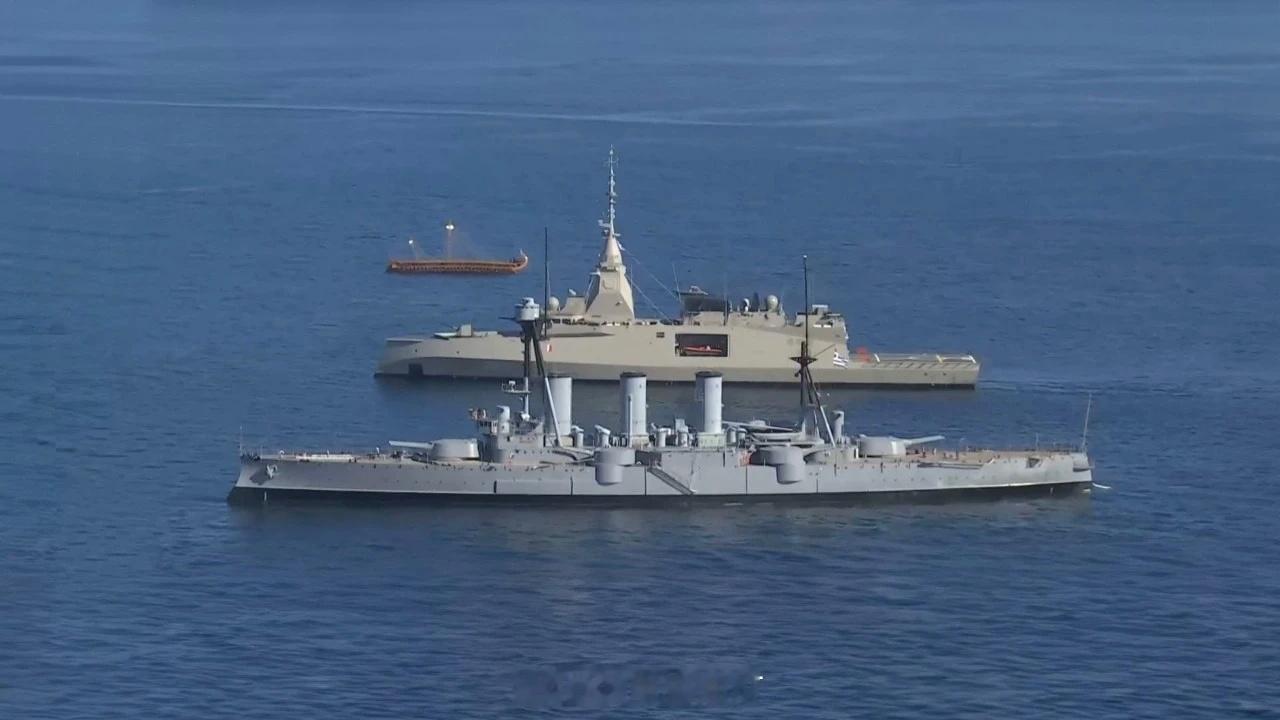 这张照片也算是历史性的一刻了，希腊海军跨越三个时空的战舰相遇，里面最小的那艘是一