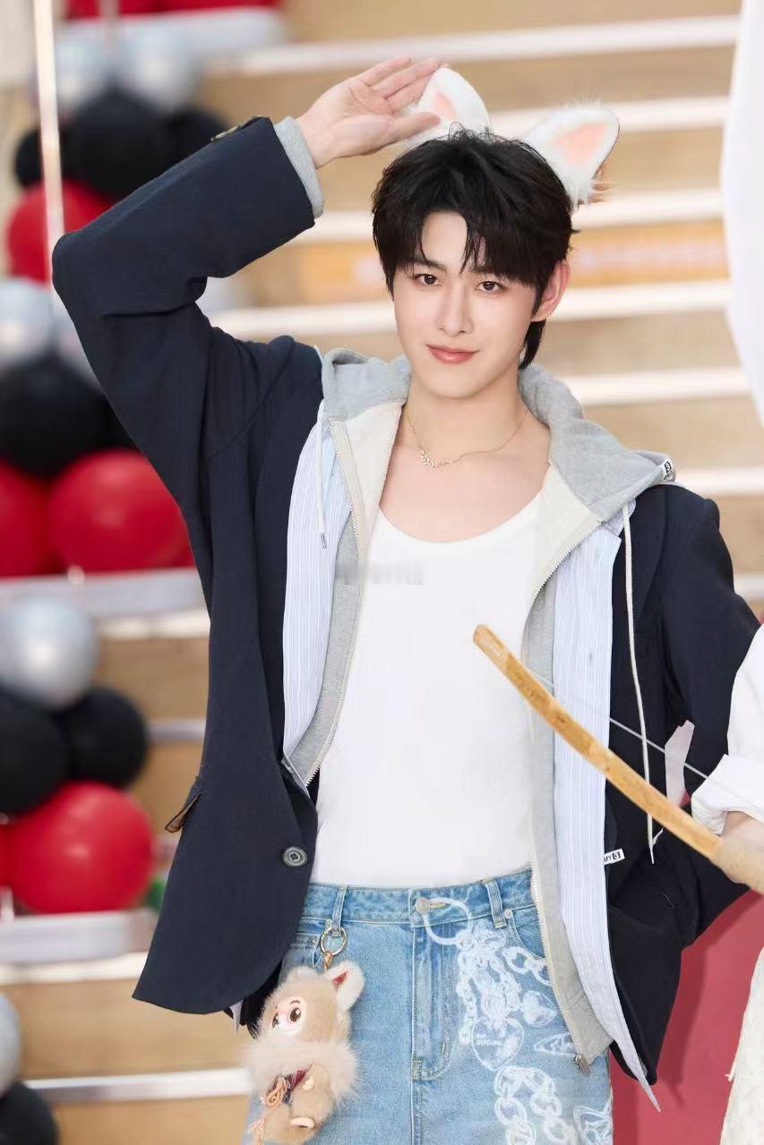 田嘉瑞这是我的啊呜田嘉瑞抱着啊呜不撒手的样子也太好笑了，完全就是小朋友得到了新