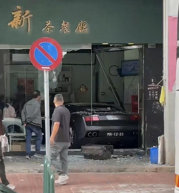 澳门马交石街昨天下午突然炸了锅——一辆黑色兰博基尼跑车像颗失控的炮弹，直直冲进路