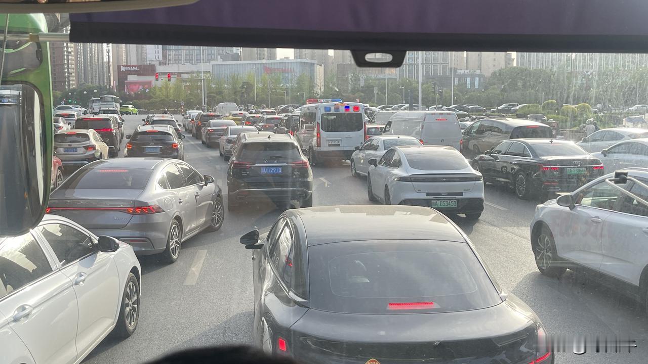 西安下班高峰！很少见的，西安下班高峰，这个时候几乎是整个车道都堵的严严实实的。