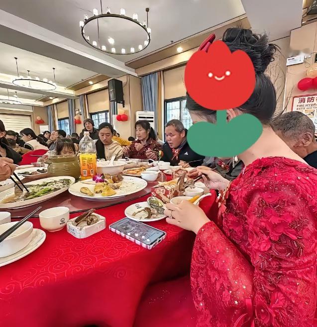 无锡一场婚礼，全程没有迎宾、没有司仪、没有煽情、没有任何仪式。宾客到齐直接开饭，