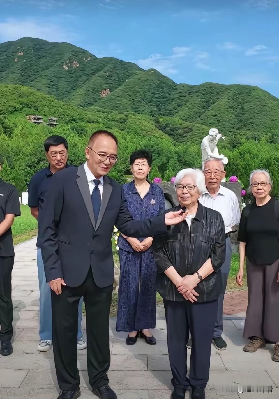 82岁日裔老太放弃日本国籍嫁中国乒乓冠军，月薪四万却住胡同洗衣做饭，守寡13年仍