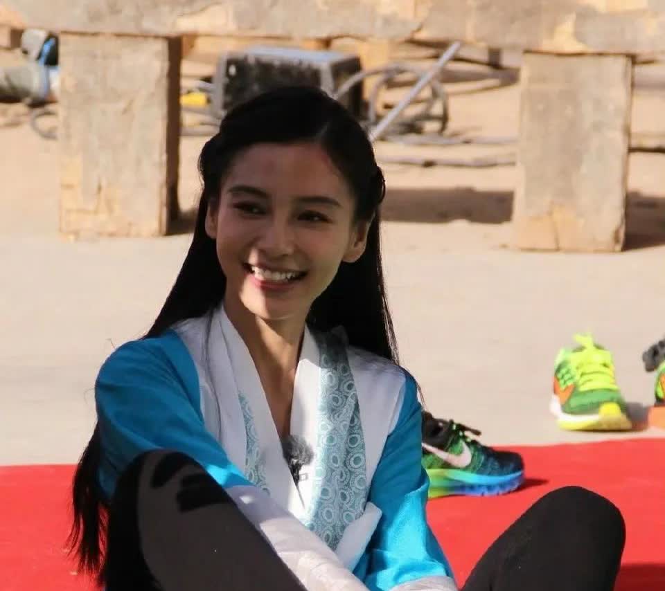 杨颖的脚底也脱皮看来女明星和普通人也一样​