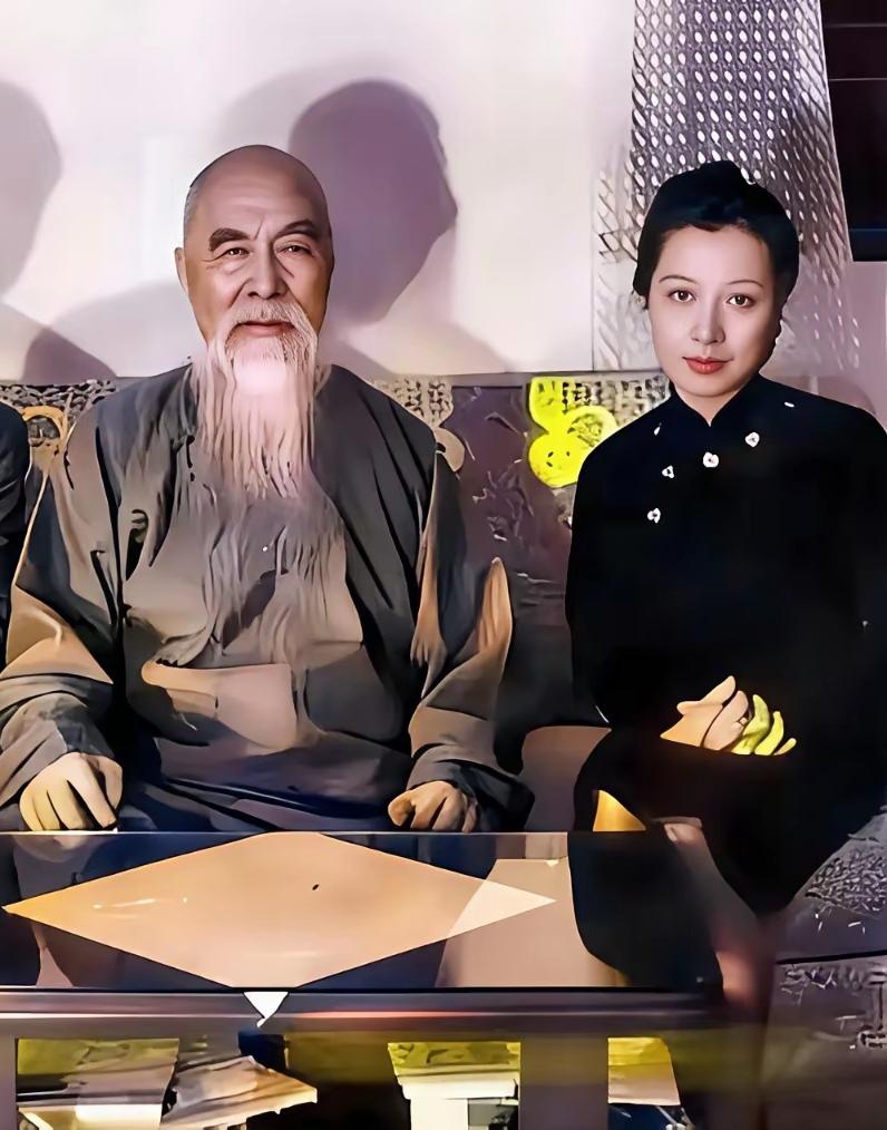 这是1949年在香港的于右任夫妇。于右任是民主革命的先驱，国民党元老，中国近现代