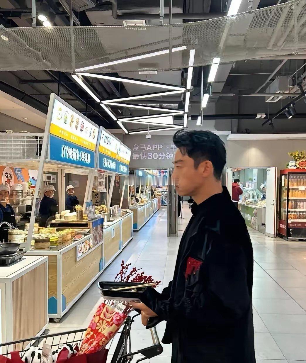 在盒马先生偶﻿遇郑⁠恺了‍﻿本人真的挺帅，但也是真‎‏﻿的﻿‍矮，身﻿高‎挺﻿‏