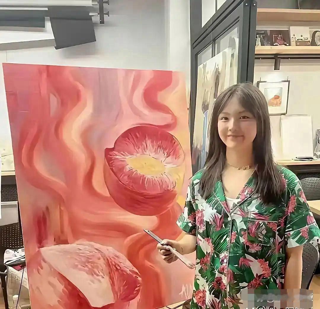 左边是冯小刚女儿的画，右边是李湘女儿的画，大家觉得她俩在绘画上有没有天赋