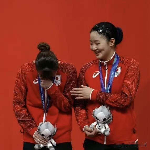 早田希娜在领奖台上捂脸痛哭，刚刚结束的女双颁奖典礼上，获得亚军的早田希娜泣不成声