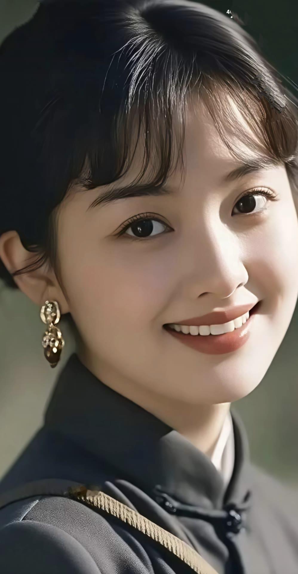 优雅气质，复古耳环，微笑的魅力