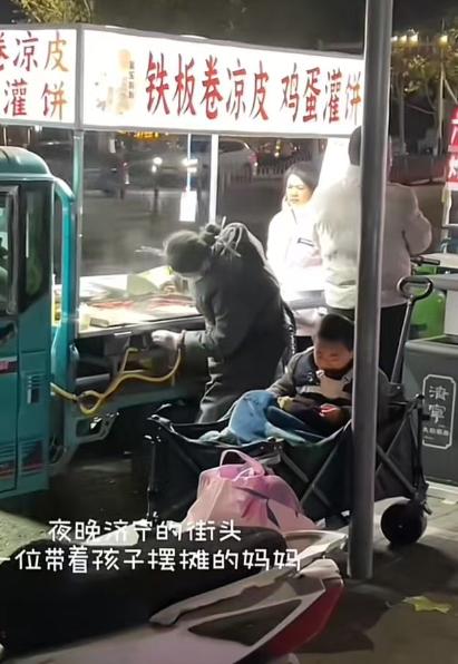 山东济宁，女子带着自闭症的儿子摆摊，男子却厚着脸皮问女子能不能请他吃一份凉皮？女