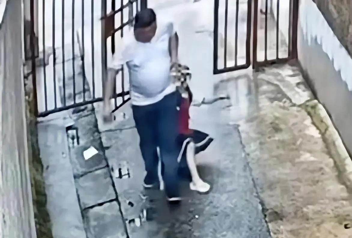 “我不要去……”！昨天一个六岁小女孩撕心裂肺的哭喊声从湖南娄底发出，并迅速在全网