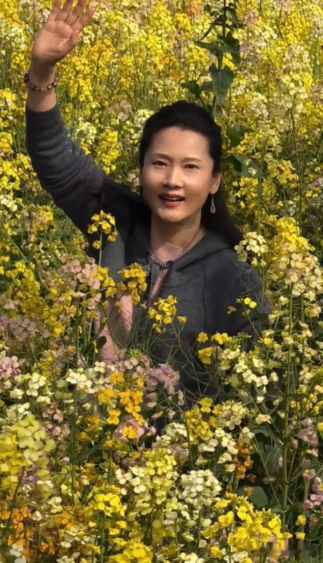 没想到何赛飞竟也和普通大妈有着相同的爱好，格外喜欢拍摄油菜花照。不一样的是，大