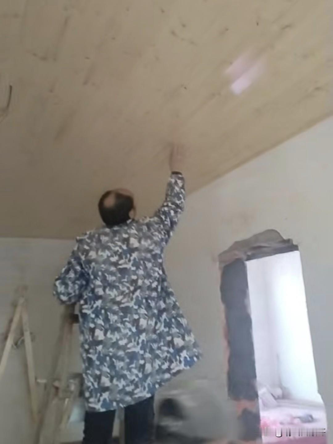 谁说老家亲友平时多走动没有意义？前两天我家老房子改造装修，我爸喊我懂装修的小舅