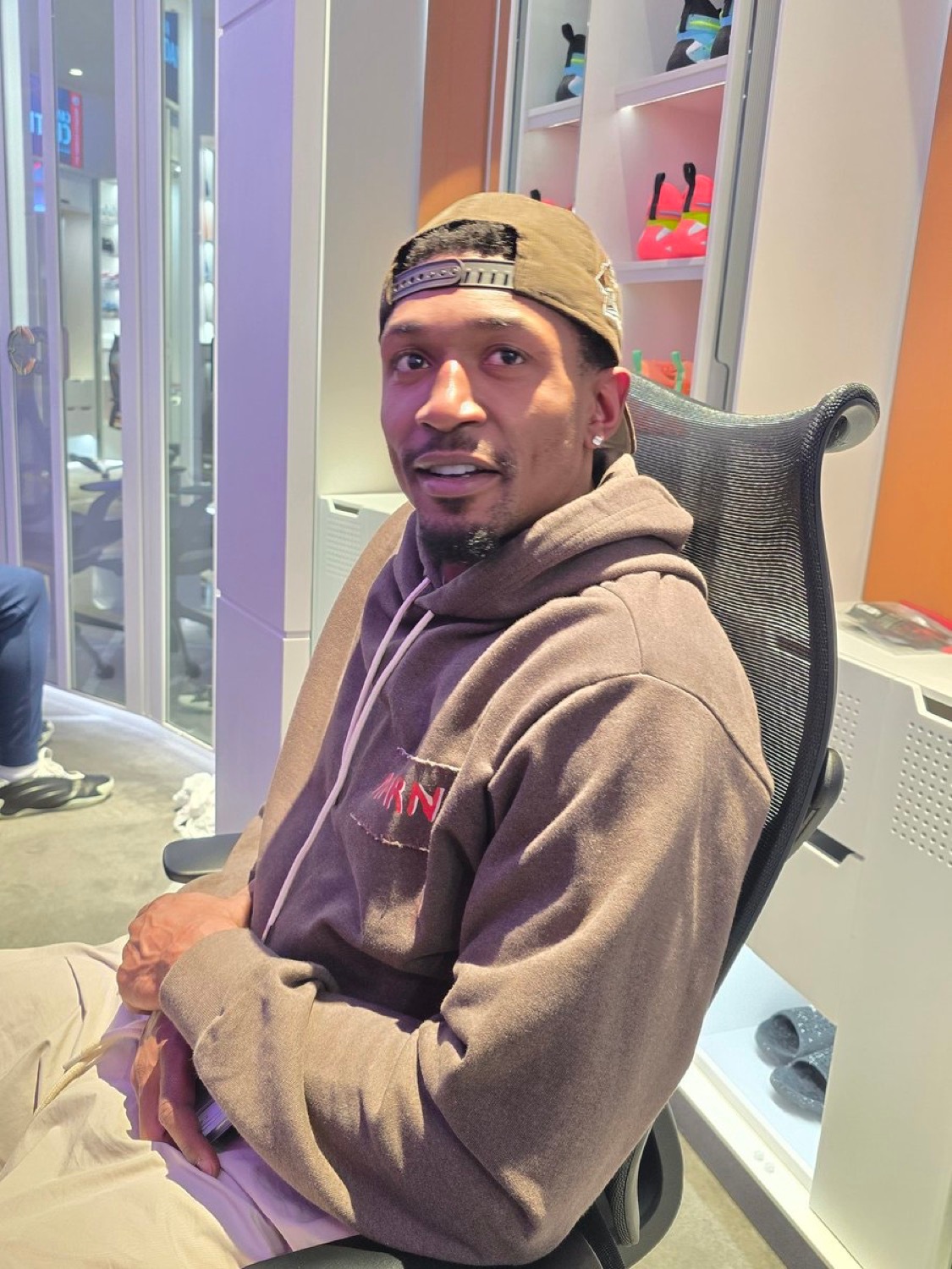 比尔表示,他在今晚比赛开始前被告知,由于伤病恢复期上场时间受到限制,他可能只会打