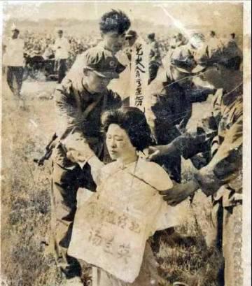 1977年7月，贪污了4万多元、包养7个情人的贪污犯汤兰英被两手反绑着押上刑车，