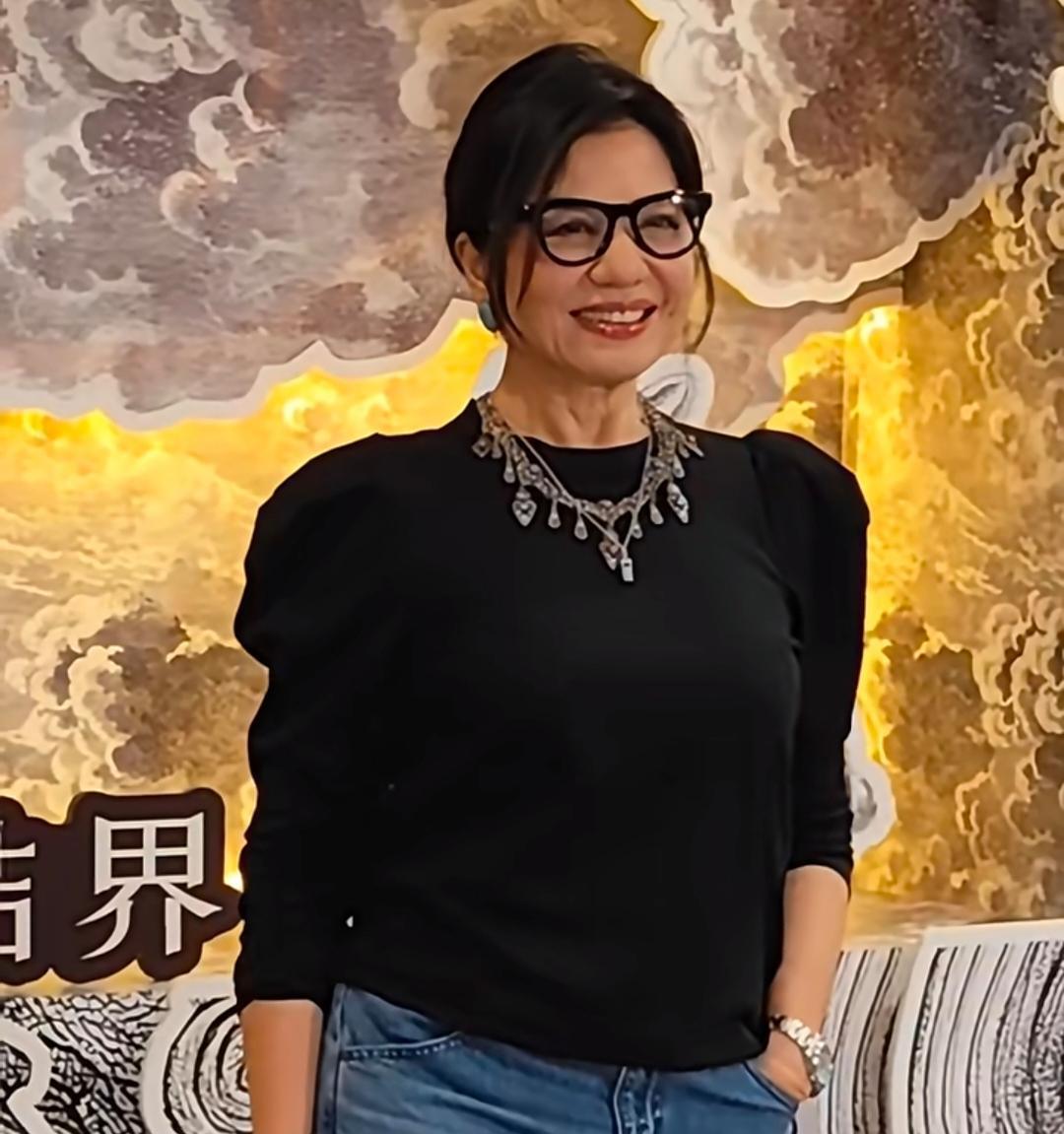 65岁钟楚红去支持朋友的演唱会，她的状态真好，身材丰腴，脸虽然有了皱纹，但气质出