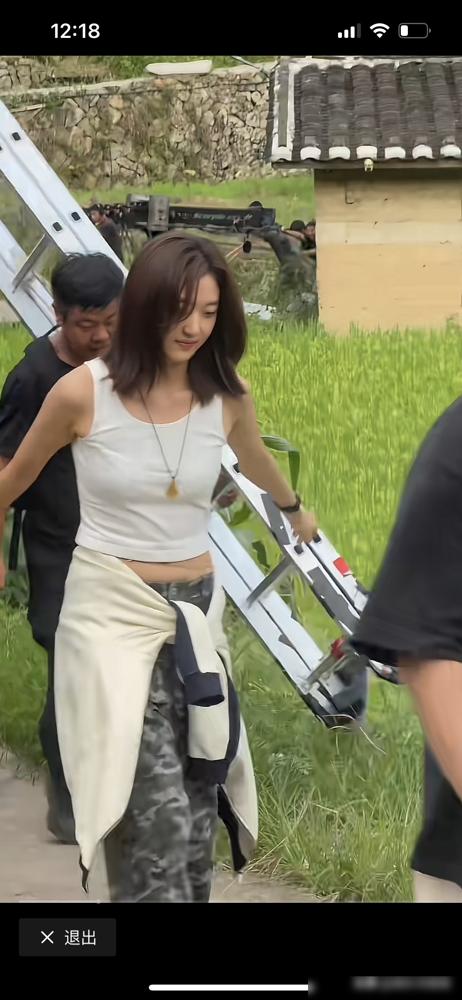 172的个子，体重80多斤，腰细得跟纸片似的，唯独肚子上一圈肉，往那一站跟个小葫