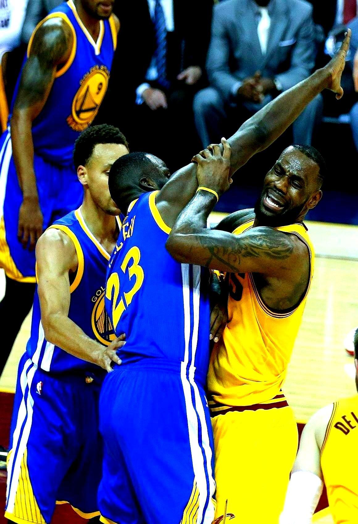 老詹亲口承认，16年总决赛格林被禁赛，他心里咯噔一下，反而更慌了。他怕的不