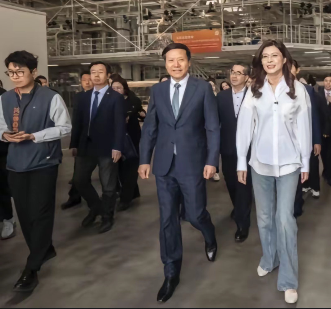 雷军和郑丽文同框，网友说雷军当年结婚时都不一定穿得这么正式！